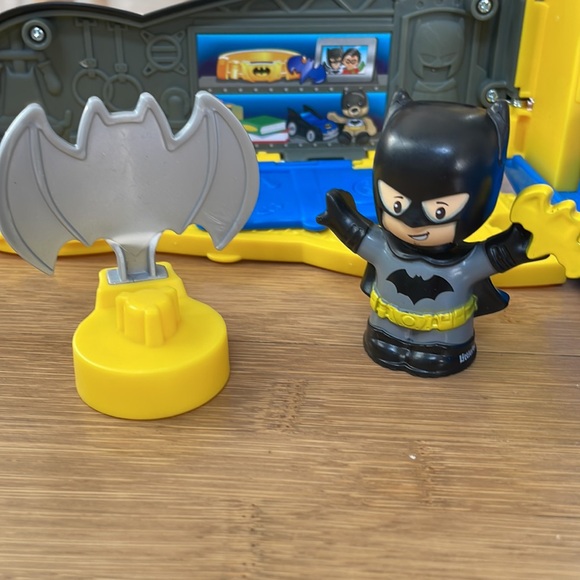 Fisher-Price Little People Toddler Toy DC Super Friends 2-in-1 Batmobile - Picture 3 of 7